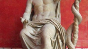 Estatua de Esculapio, dios de la medicina en la mitología romana.