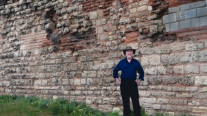 El autor visita el muro de defensa en Constantinopla