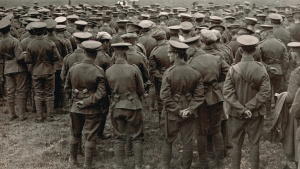 Soldados británicos reuniéndose para un servicio religioso cerca de la línea de frente durante la Primera Guerra Mundial