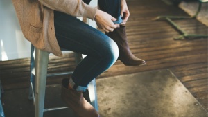 La ley que encontramos en Deuteronomio no se refiere a las mujeres que usan pantalones.