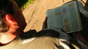 El Nuevo Testamento está lleno de instrucciones para guardar los Diez Mandamientos.