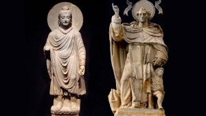 Adoración a los Santos. A la izquierda un Buda de la cultura China, a la izquierda, un santo occidental