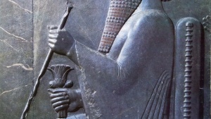 Rey Darío I con su cetro