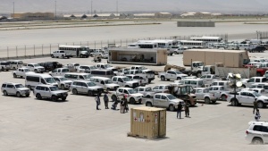 Los soldados afganos inspeccionan algunos de los miles de vehículos estadounidenses abandonados en la retirada estadounidense de la base aérea de Bagram, Afganistán, en julio de 2021.