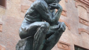 “El pensador” de Rodin, que representa las indagaciones del hombre por entender su existencia. Habacuc quiso saber por qué Dios permitía a los injustos seguir sin castigo