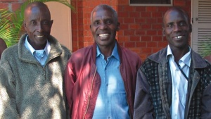 Joseph Kaputula (izquierda) y sus hermanos Christopher y Samuel Ndungyuyonga