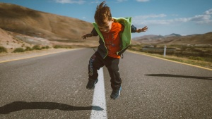 La función del ayo era acompañar a su joven amo. Le llevaba su equipo escolar, y por la calle cuidaba de que el niño observara una conducta decente.