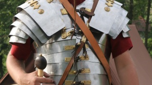 El soldado romano con su armadura puesta: su túnica, coraza, sandalias, casco, escudo y espada.