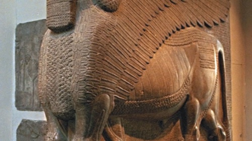 Gigantes estatuas de toros alados custodiaban las entradas a los palacios de los reyes guerreros de Asiria.