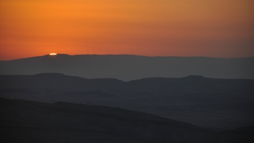 Puesta de sol sobre las dunas del desierto.