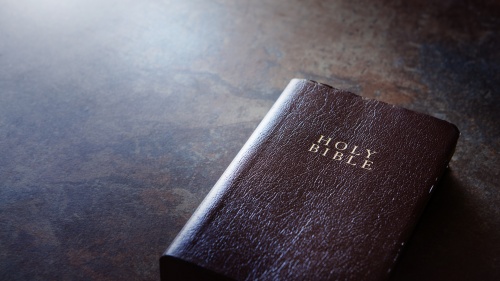 Una biblia en una mesa.