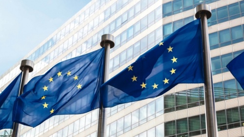 Banderas de la UE afuera de la sede de la Comisión Europea en Bruselas.