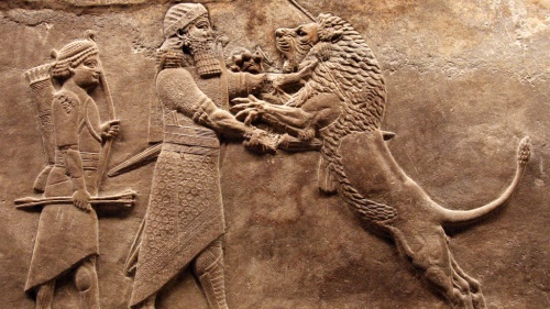 Nimrod  renombrado cazador, gobernante y constructor fundó la ciudad de Nínive y es una figura legendaria en la historia antigua. Noten tamaño de la figura en comparación con el león.