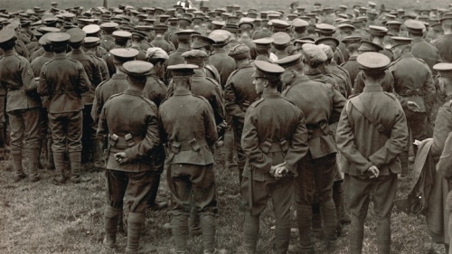 Soldados británicos reuniéndose para un servicio religioso cerca de la línea de frente durante la Primera Guerra Mundial