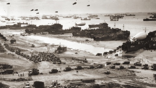 Con la cabeza de playa de Normandía asegurada, un gran número de tropas aliadas y vehículos militares se desbordaba tierra adentro.