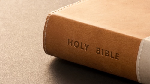 Ezequiel 14:9 muestra que Dios se había abstenido de tratar de corregir a los profetas e impedir que hablaran mentiras.
