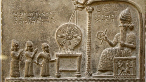 Representación babilónica de el dios del sol Shamash en el trono, frente al rey babilónico Nabu-apla-iddina (888-855 a.C.) entre dos deidades que interceden.