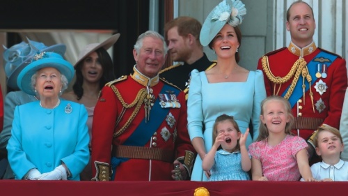 Cuatro generaciones de la familia real británica observan un espectáculo militar aereo en el Palacio de Buckingham.