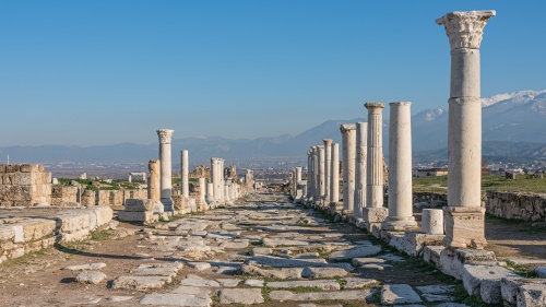 Ruinas de la calle Siria en la antigua ciudad de Laodicea