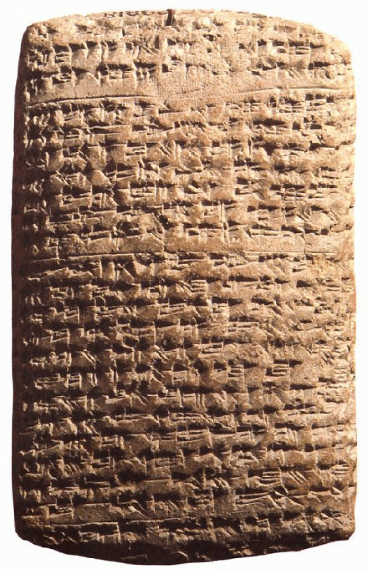 Una de las cartas de Amarna con escritura cuneiforme grabada en una tablilla de arcilla.