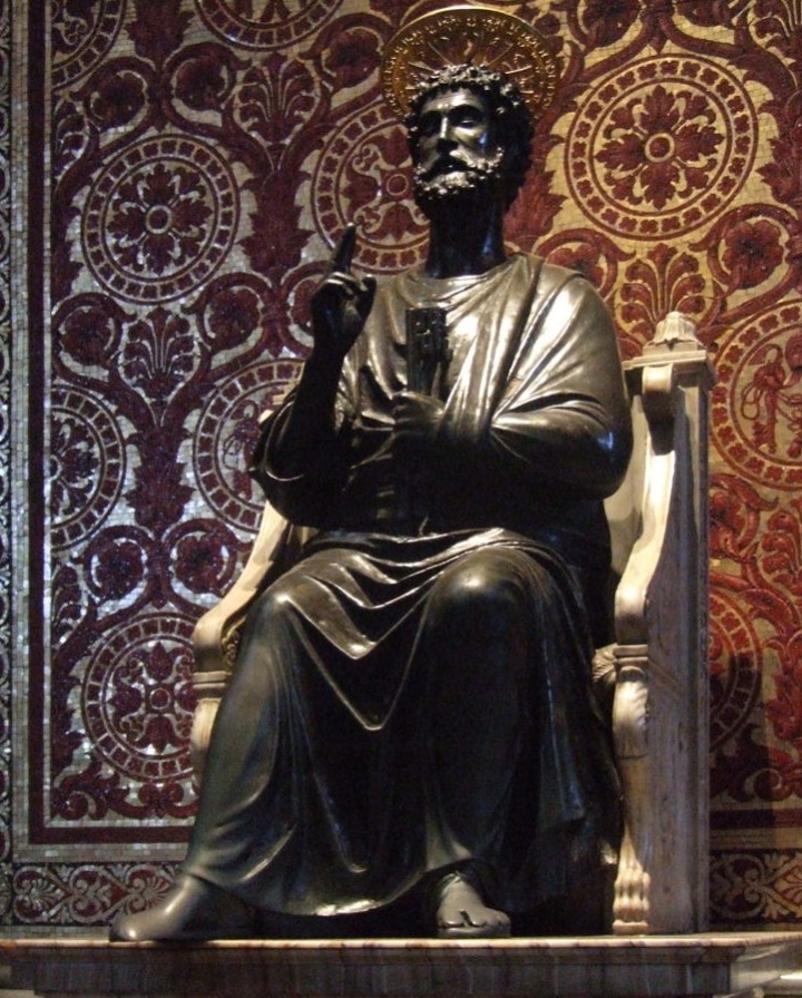 La estatua negra en el Vaticano supuestamente de Simón Pedro, cuyo dedo gordo prácticamente ha desaparecido por los besos, es en realidad de Júpiter Olimpo y es un ídolo pagano