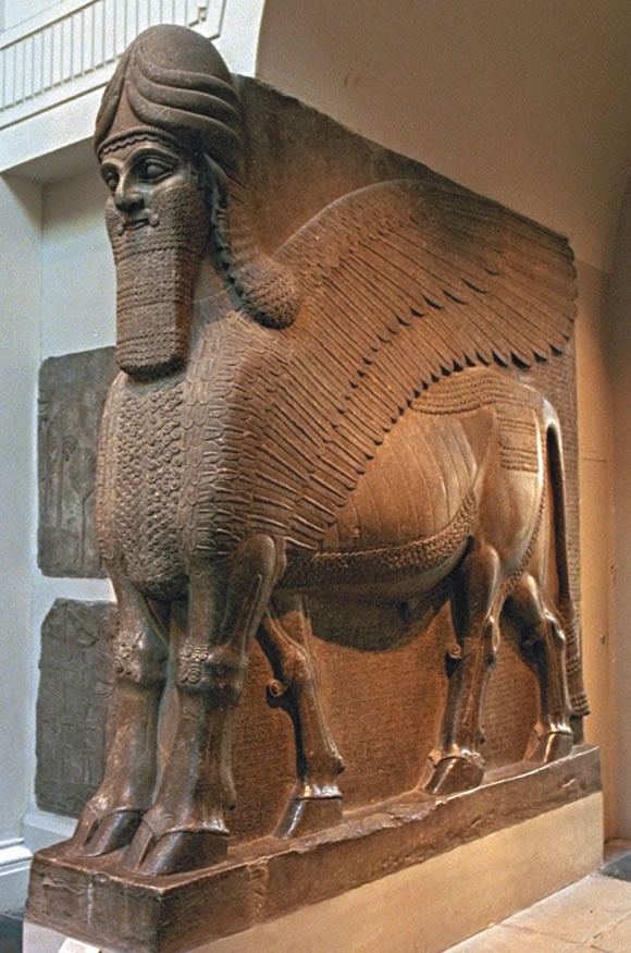 Gigantes estatuas de toros alados custodiaban las entradas a los palacios de los reyes guerreros de Asiria.