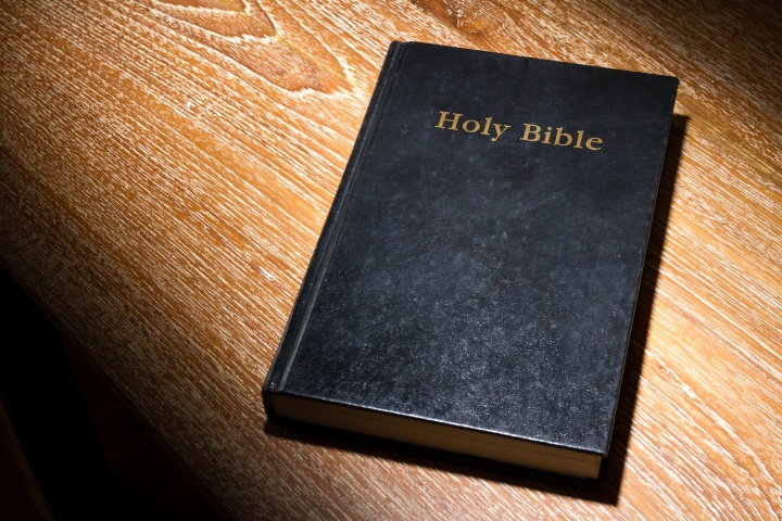 La Biblia en una mesa