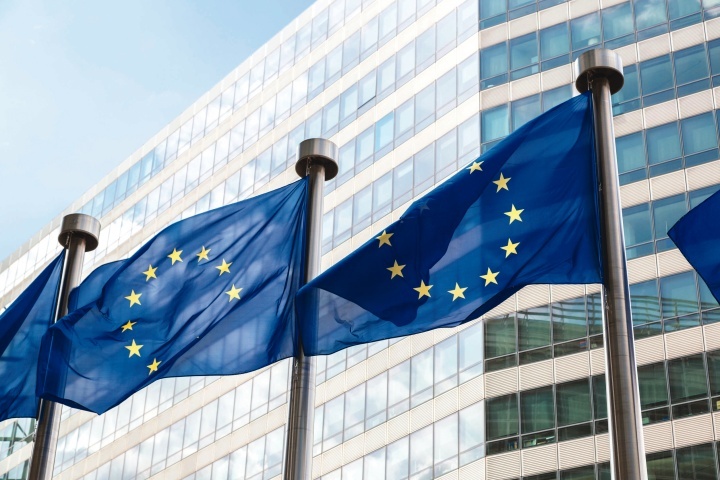 Banderas de la UE afuera de la sede de la Comisión Europea en Bruselas.
