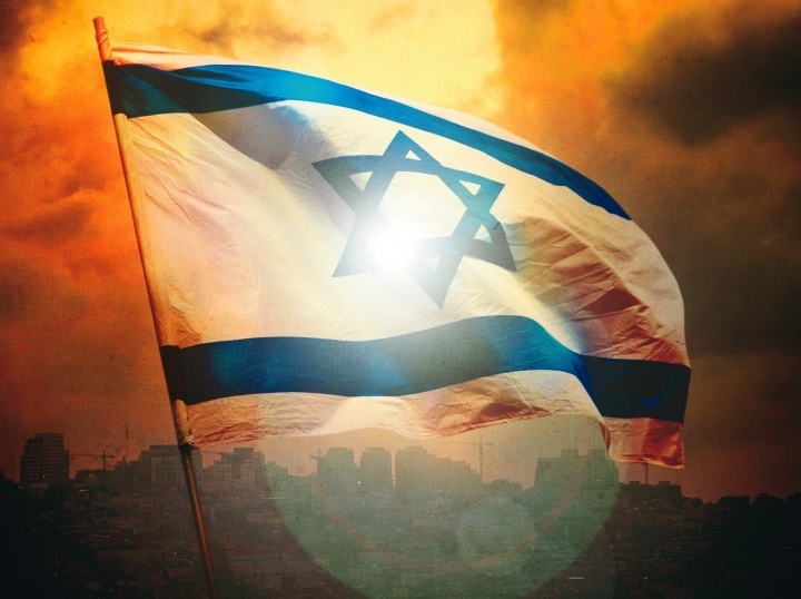 Bandera de Israel con Jerusalén en el fondo