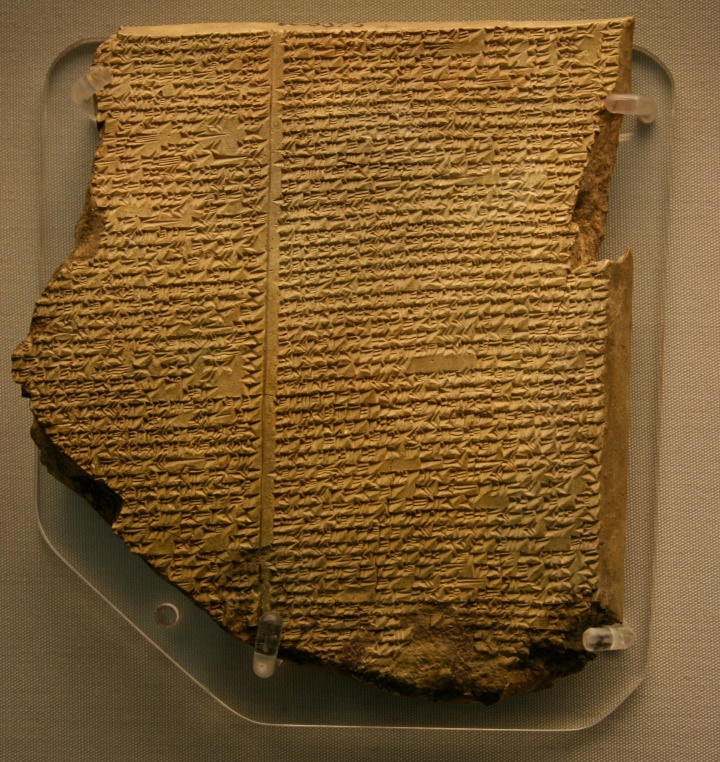 Esta tablilla de arcilla, con inscripciones cuneiformes, fue desenterrada en la antigua ciudad de Nínive. Describe un diluvio que devastó al mundo entero, muy parecido al diluvio en los tiempos de Noé que se describe en Génesis