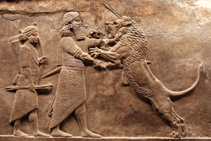 Nimrod  renombrado cazador, gobernante y constructor fundó la ciudad de Nínive y es una figura legendaria en la historia antigua. Noten tamaño de la figura en comparación con el león.