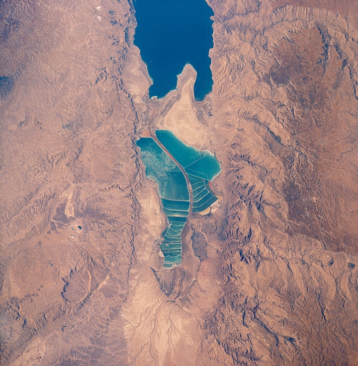 Hoy día la parte sureña del Mar Muerto tiene lo que llaman una lengua de tierra firme o una península. Es desde esta zona que uno puede ver los restos del valle de Siddim. 