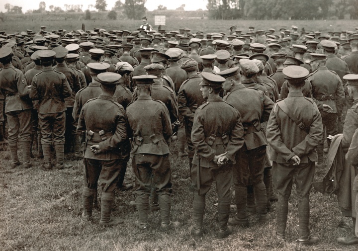 Soldados británicos reuniéndose para un servicio religioso cerca de la línea de frente durante la Primera Guerra Mundial