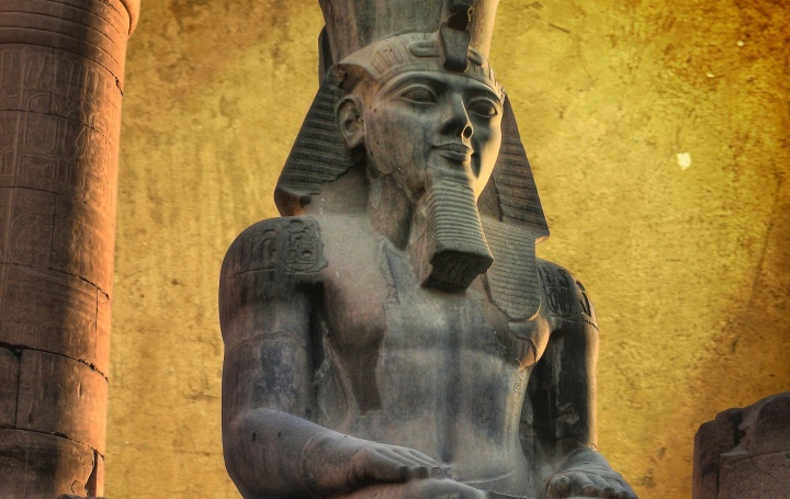 Los faraones eran considerados hijos literales de Ra o la encarnación divina de Horus. Se pensaba que encarnaban a todos los dioses de Egipto y que eran su representante ante el pueblo egipcio.
