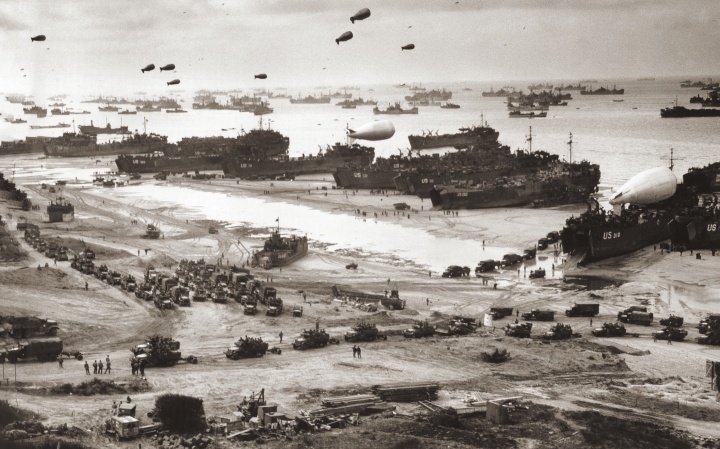 Con la cabeza de playa de Normandía asegurada, un gran número de tropas aliadas y vehículos militares se desbordaba tierra adentro.