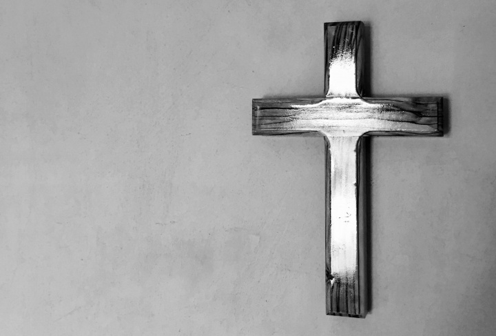 El símbolo religioso de la cruz tiene sus raíces en el paganismo antiguo; se convirtió en un símbolo del cristianismo después de Constantino.