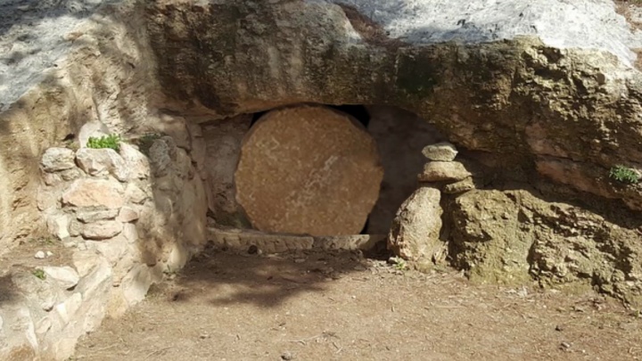 Los Salmos predicen que Cristo no permanecería en la tumba y que resucitaría para ascender al cielo.