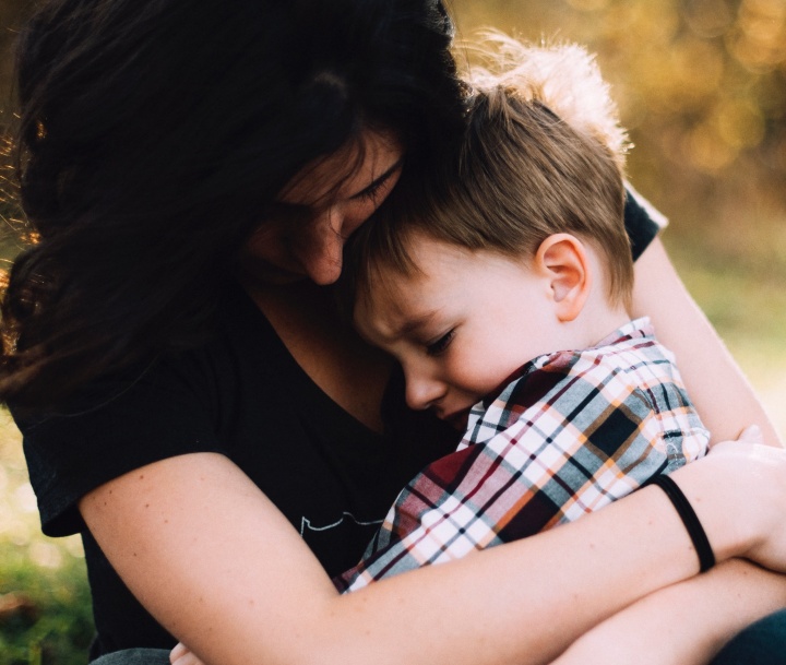 ¿Cómo hablar con sus hijos después de la muerte de un amigo?