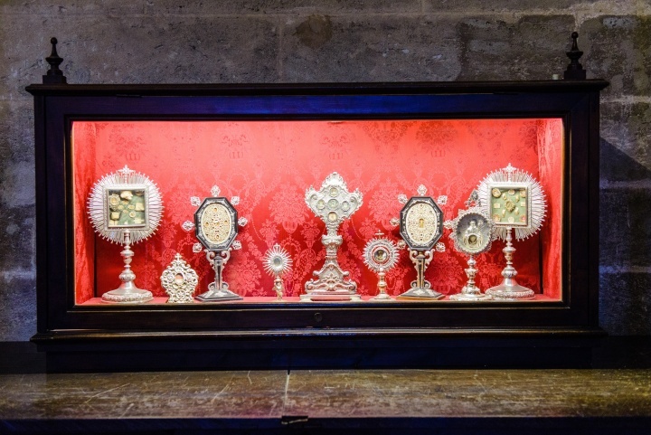 ¿Son venerables las reliquias y los santos?