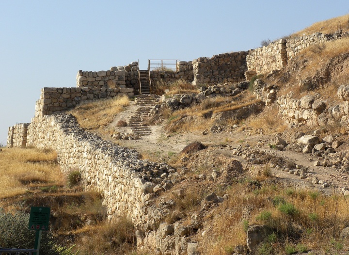 Restos de la fortaleza de Laquis con su doble muro
