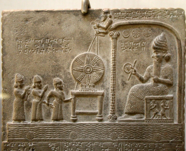 Representación babilónica de el dios del sol Shamash en el trono, frente al rey babilónico Nabu-apla-iddina (888-855 a.C.) entre dos deidades que interceden.