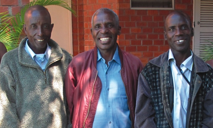 Joseph Kaputula (izquierda) y sus hermanos Christopher y Samuel Ndungyuyonga