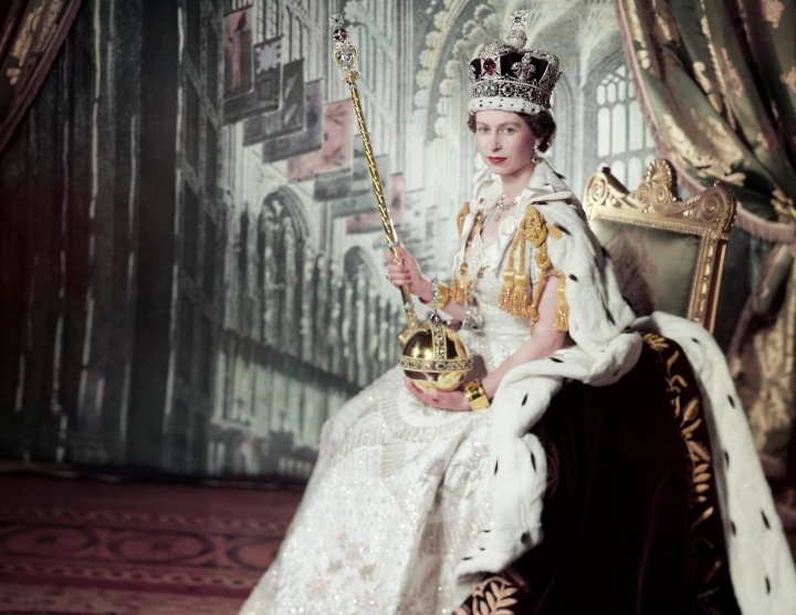Analicemos algunos de los símbolos que se usaron en la coronación de la reina Isabel II, que muy probablemente también formarán parte de la ceremonia de coronación del rey Carlos III.