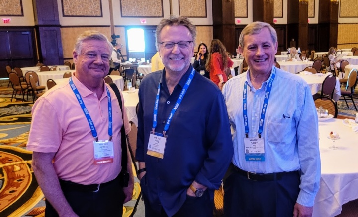 Phil Cooke con Peter Eddington y Gary Petty en la Conferencia Nacional de Radiodifusión Religiosa en Dallas, Texas.