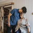 Hijo abraza a su madre