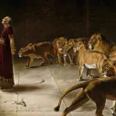 Daniel es protegido de los feroces leones por Dios. En Hebreos 11:33 dice: “por fe… taparon bocas de leones” al referirse a este incidente.