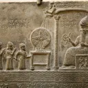 Representación babilónica del dios del sol Shamash en el trono, frente al rey babilónico Nabu-apla-iddina (888-855 a.C.) entre dos deidades que interceden.