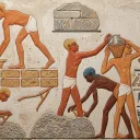 Pintura mural de una tumba de Tebas. Semitas con negros fabrican ladrillos. Sacan agua de piscina rodeada de árboles. Lodo esponjado con garfios y llevando y colocando en moldes de madera con asa para ser secados al sol. Son apilados y llevados por cuerda.