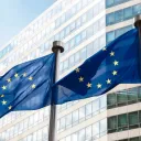 Banderas de la UE afuera de la sede de la Comisión Europea en Bruselas.