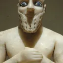 Estatua del rey de Mari, con un saludo sonriente